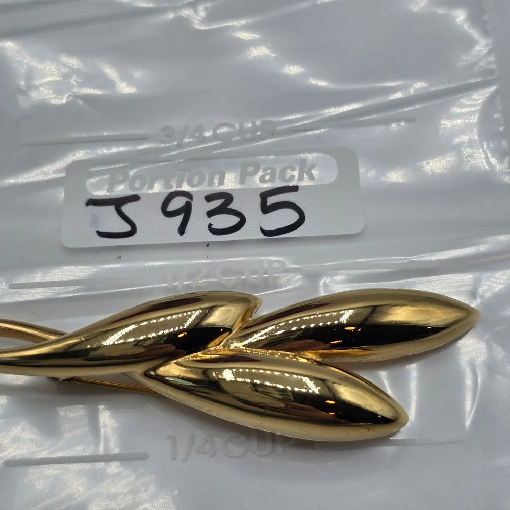 Trifari Vintage Gold Tone Triple Leaf Pod Brooch Modernist Botanical Pin 3.25in